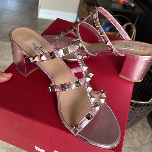 Metallic Valentino cage block sandals! pretty in pink..Valentine’s Day ready 💖. - Picture 9 of 9
